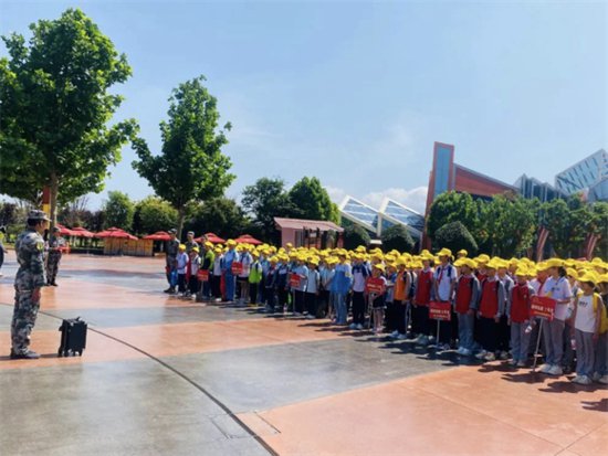 定南县第一小学师生赴赣州方特开展红色研学活动