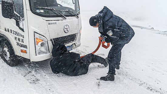 民警“风吹雪”中救助被困车辆
