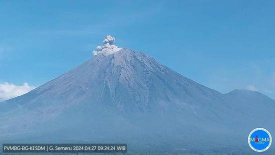印尼塞梅鲁火山<em>连续两次</em>喷发 火山灰柱达800米