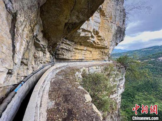 绝壁凿“天渠” 贵州毕节山乡有“生机”