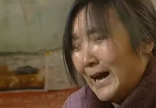 北京男子撞倒老人赔不起钱，竟被逼得在桥洞下自尽，父母崩溃...