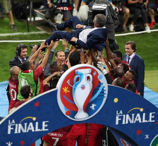 首冠!<em>葡萄牙捧杯 欧洲杯</em>历史第十支冠军队诞生