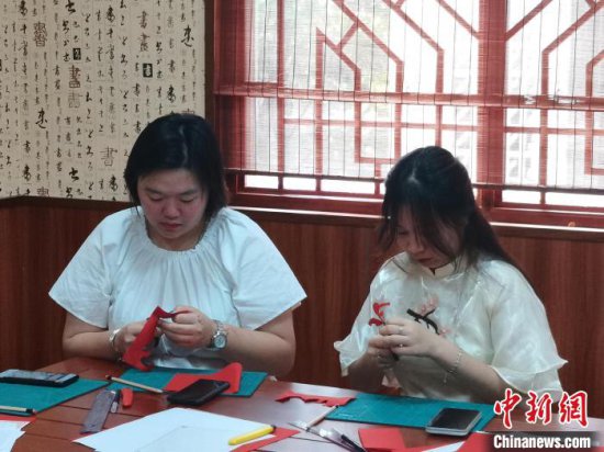 东盟留学生学中国剪纸：想学更多、更复杂的样式