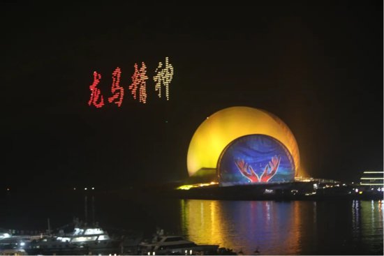 666架无人机点亮珠海夜空 为市民游客送上新春祝福