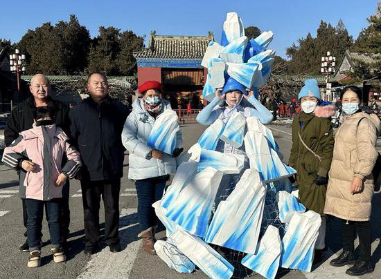 艺术家孔宁展示新作品"凝固的雪块"迎接新年