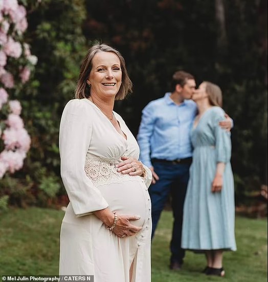 澳大利亚54岁母亲将子宫移植给<em>女儿 生了</em>一<em>个</em>男婴 该管谁叫妈？