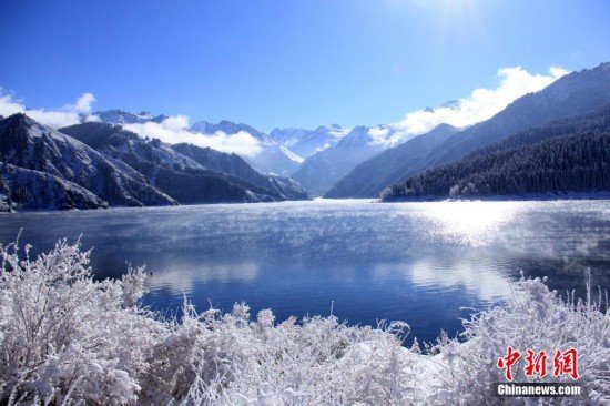 新疆<em>昌吉州阜康市</em>天山天池景区笼罩在冰雪世界里，格外妖娆