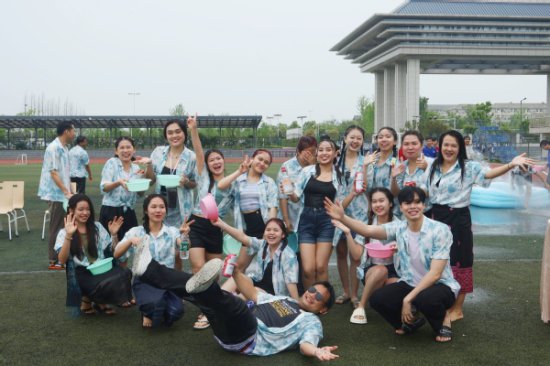 <em>武汉</em>高校老挝留学生在<em>武汉工商学院</em>欢度泼水节