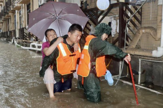 湖北宜昌暴雨致多地发生险情，当地消防转移营救一千多人