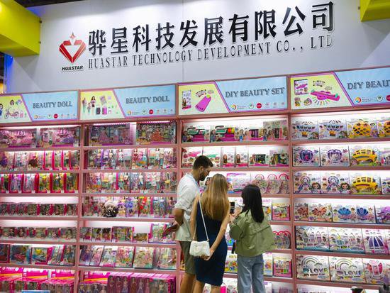 广交会上“不怕拍照”的玩具展现中国制造实力