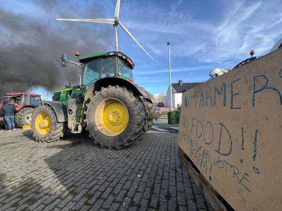 <em>比利时</em>农民封锁高速公路 抗议欧盟农业政策