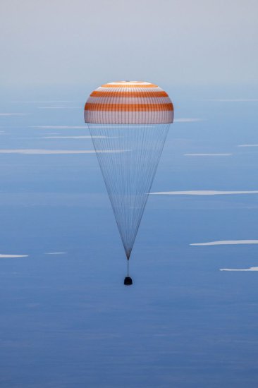 安全着陆！俄飞船载3名宇航员返回地球