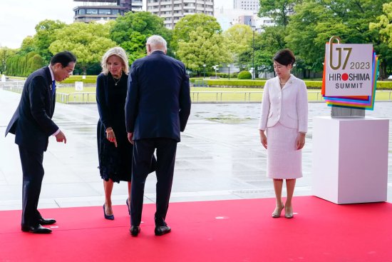 外媒：在广岛G7峰会期间拜登下台阶时险些摔倒，事后装作“无<em>事</em>...