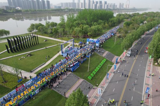 南京首届江岛半程马拉松开跑 “环岛”智慧赛道助力全民健身