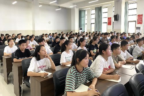 郑州市第二<em>初级中学</em>南校区为新生定制“开学第一课”