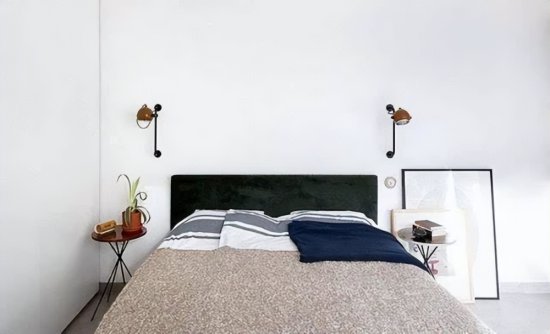 84平现代风二居室简单纯粹，将一面落地镜和绿色植物搬进卧室内