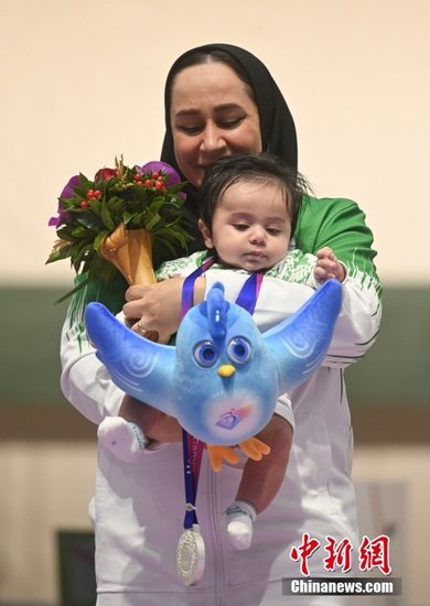 （杭州亚残运会）射击SH1级女子10米气手枪：伊朗选手带婴儿...
