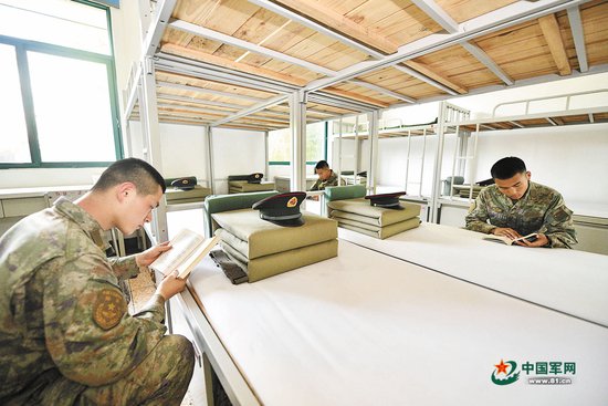 第72集团军某旅开展“床头一本书”活动，浓厚基层学习氛围