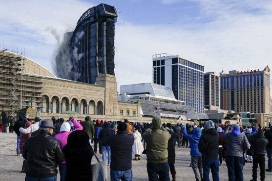 特朗普赌场酒店破产遭拆除，引爆3000管炸药瞬间变瓦砾