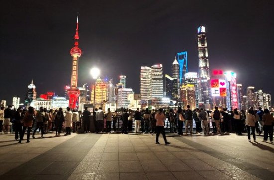 上海：国庆长假最后一天 南京路步行街、外滩游客<em>络绎不绝</em>
