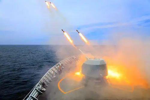 美国突然向世界宣告，要向南海发射火箭弹，中方态度让美害怕！