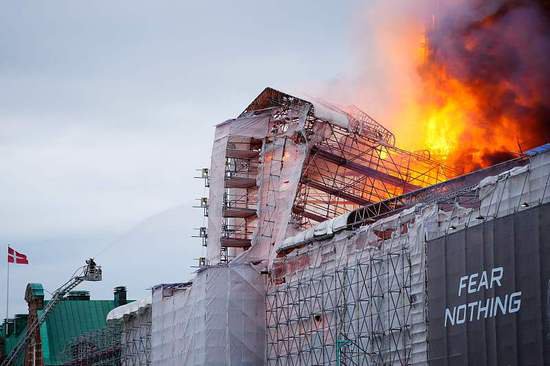 丹麦哥本哈根<em>证券交易所</em>起火 标志性尖顶坠入火海