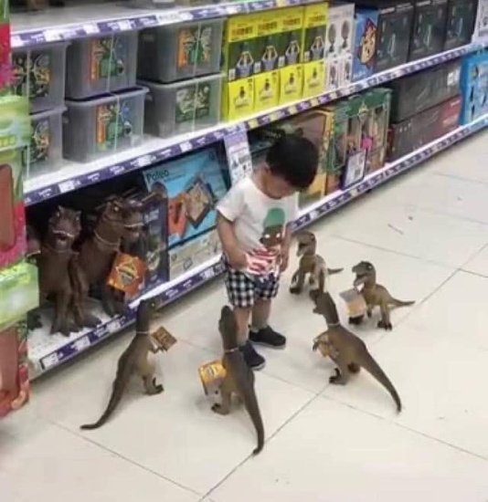 “坏爸爸”整治儿子火了：孩子超市撒泼，爸爸摆一圈恐龙吓唬他