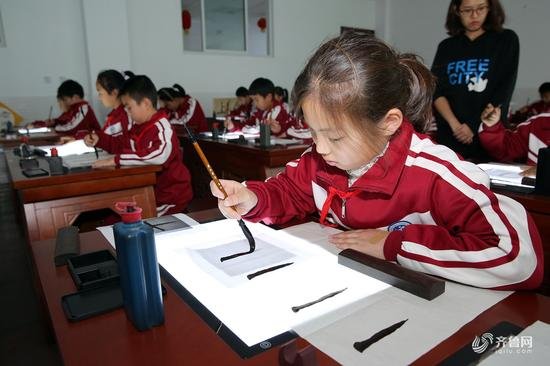 东营首个数字书法教室投用 培养小小书法家