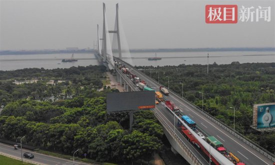 <em>二广高速荆州</em>长江大桥拥堵3个多小时