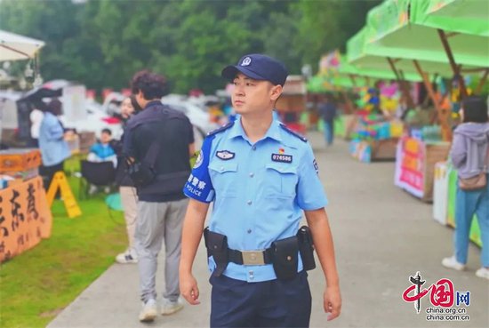 “警察蓝”遇上“中国红” |景中有“警”，风“警”这边好