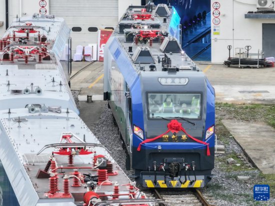 国内首台新型智能重载电力机车在湖南株洲下线