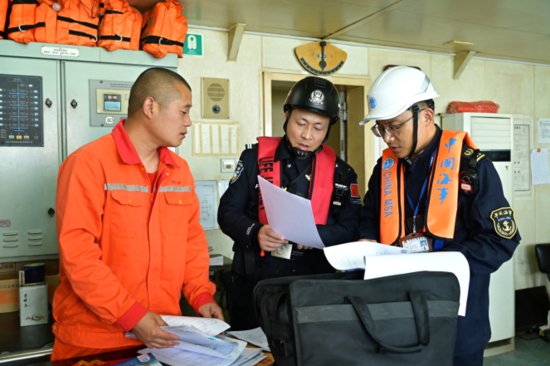 连云港海事、边检执法人员对施工船舶联合开展现场检查和国家...