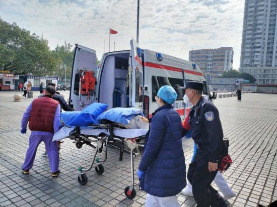广州北站一旅客突发疾病昏迷，铁路民警及时救助送医