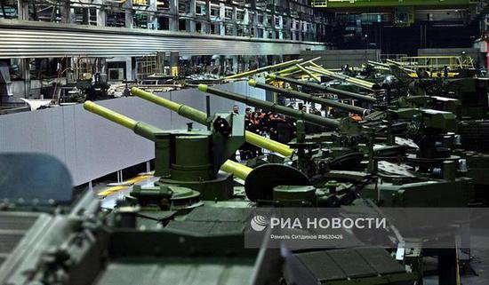 普京视察坦克生产线，与漂亮女工交谈，称T90M是世界最强坦克
