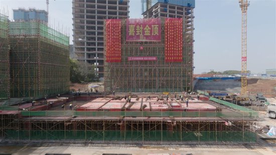 中国城乡总部经济产业园低密办公区首栋主楼封顶