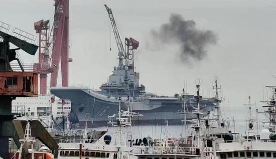 重出江湖，解放军装备的首艘<em>航母</em>，辽宁舰还能服役多长时间？