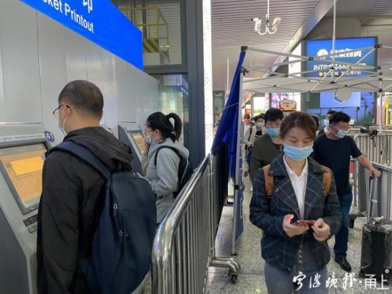 乘客吐槽在宁波火车站地下通道<em>取个</em>车票不容易 官方回应