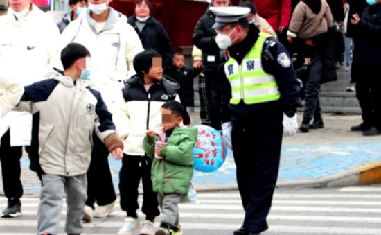 两幼童春节游玩迷路，<em>许昌</em>交警热心帮助安全送回家