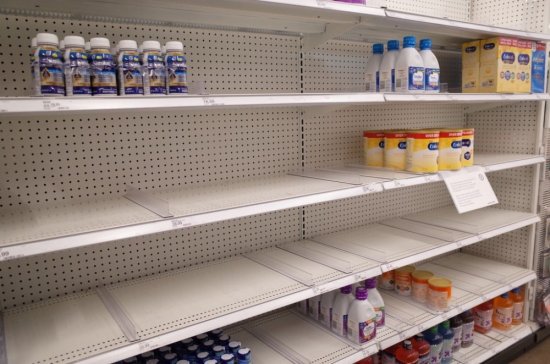 全美13万个商店面临婴儿配方奶粉短缺，美国妈妈<em>四处找</em>奶粉