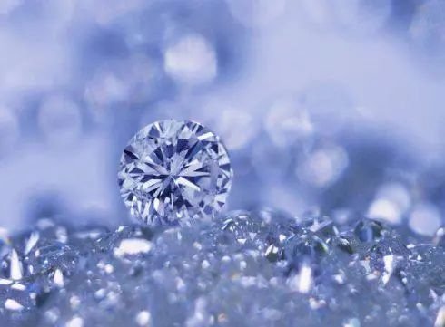 周<em>百福珠宝</em>课堂 | 什么是钻石荧光？它会影响钻石的价值吗？