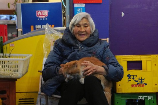 吃“长寿菜” 撸“招财猫” 这家火锅店有位87岁服务员