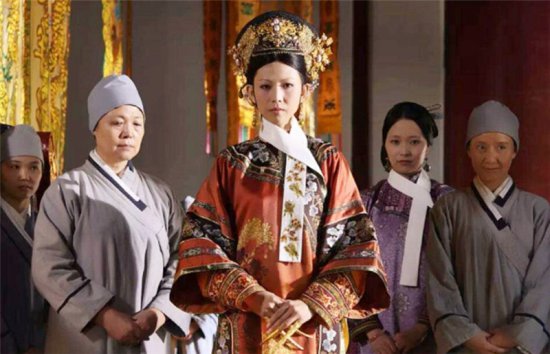 清朝皇妃脖子上戴的白布条有什么作用？其实是为了方便帝王