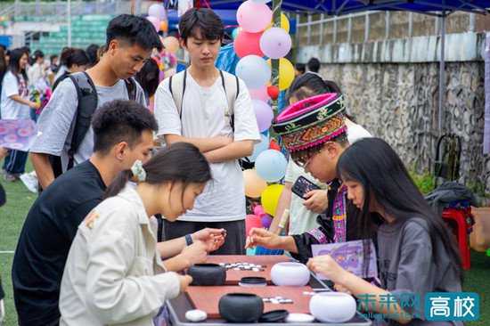 湖北民族大学第九届民族文化节开幕
