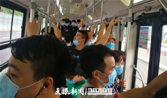 早高峰3班车增加为6班<em> 贵阳</em>公交B7太"火"！