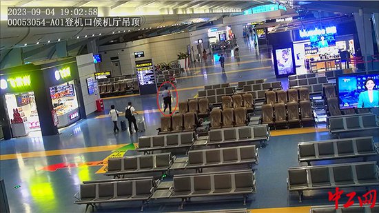 登机临近 “机”不可失！重庆机场民警全力奔跑寻回旅客<em>手机</em>