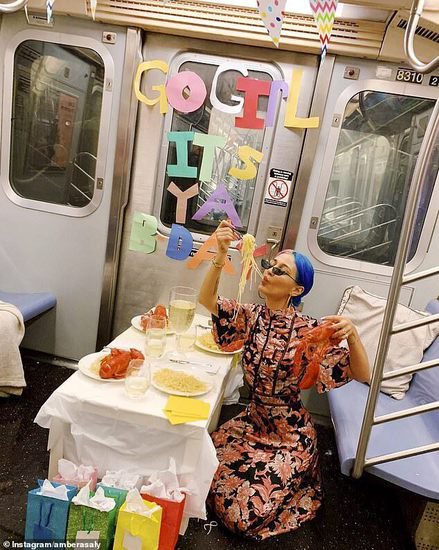 纽约男子在地铁中剥龙虾吃引关注，把座椅当餐桌，无视其他乘客