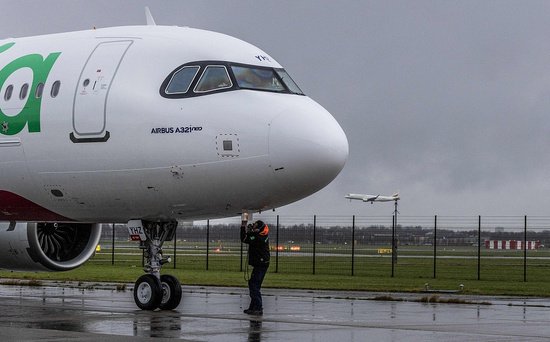 风暴来袭 荷兰阿姆斯特丹机场大量<em>航班延误</em>或取消