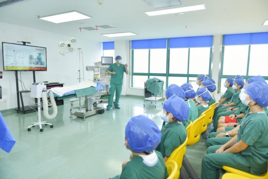 湖南儿童医院举办“手术室开放日”：中小学生近距离观摩手术“...