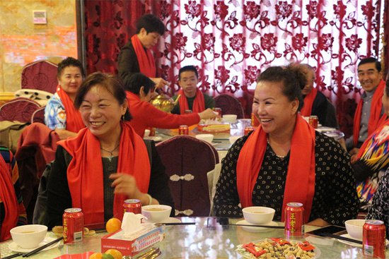 若羌县开展“铸牢中华情·同吃年夜饭”融情实践活动