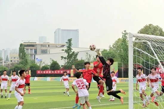 成华校园“变身”凤凰山，列五中学足球队勇夺全省冠军